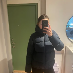 Mörkblå dunjacka från Peak Performance - Säljer en snygg och varm mörkblå dunjacka från Peak Performance. Jackan har en dragkedja framtill och långa ärmar. Perfekt för kyliga dagar.💕nypris 4200kr, hör av er om funderingar😊