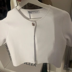 Zara topp - Vit zara topp aldrig andvänd, tror inte att den finns längre då jag inte får upp den på hemsidan. Väldigt söt men säljer då jag aldrig andvänt den