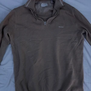 Gant halfzio - Halfzip från Gant. Perfekt för en avslappnad och snygg look. Knappt använd, storlek L.