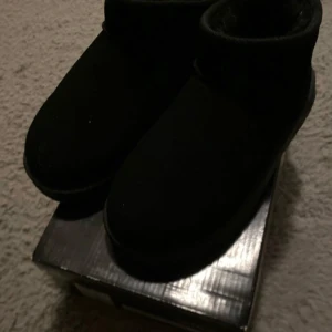 Svarta boots från Lager 157 - Snygga svarta boots från Lager 157 med en robust sula. Perfekta för kyligare dagar med sin stilrena design och bekväma passform. Endast använt en gång 