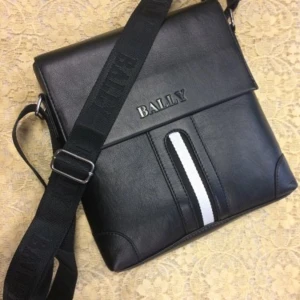 Snygg Svart axelväska  - Snygg svart axelväska med en vit randdetalj på framsidan. Väskan har en justerbar axelrem och en praktisk dragkedja för säker förvaring. Perfekt för en stilren look. Fram 1 fack utan dragkedja, rygg 1 fack med dragkedja, huvud fack med dragkedja, finns 1 fack inuti med dragkedja   Helt ny 