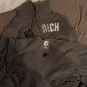 Hoodrich tracksuit - Säljer en grå hoodrich dress som inte säljs längre, byxor är L men jag har m och dem passar mig ganska bra skulle säga de passar m och L, hoodie är storlek M sitter som M