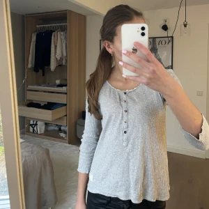  tröja från Odd Molly - Gullig trekvarts armar tröja från Odd Molly!! På en armen är Odd Molly märket och en lite gullig rosett längst ner (se 2 & 3 bild)!!💗