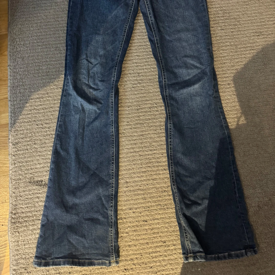 Blå jeans med bootcut - 90