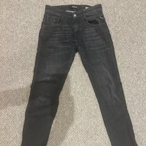 Replay anbass jeans (oanvänd!) - Oanvända replay jeans, slim fit. Dem är oanvända men dem har legat i min garderob så därför är dem lite skrynkliga. Hör av er vid frågor. Det är 28/30