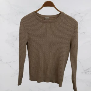 John Henric kabelstickad tröja - Säljer denna kabelstickade tröja från John Henric i storlek S! Inga defekter, perfekt skick. Materialet är 100% bomull. Hör av er vid minsta fundering!