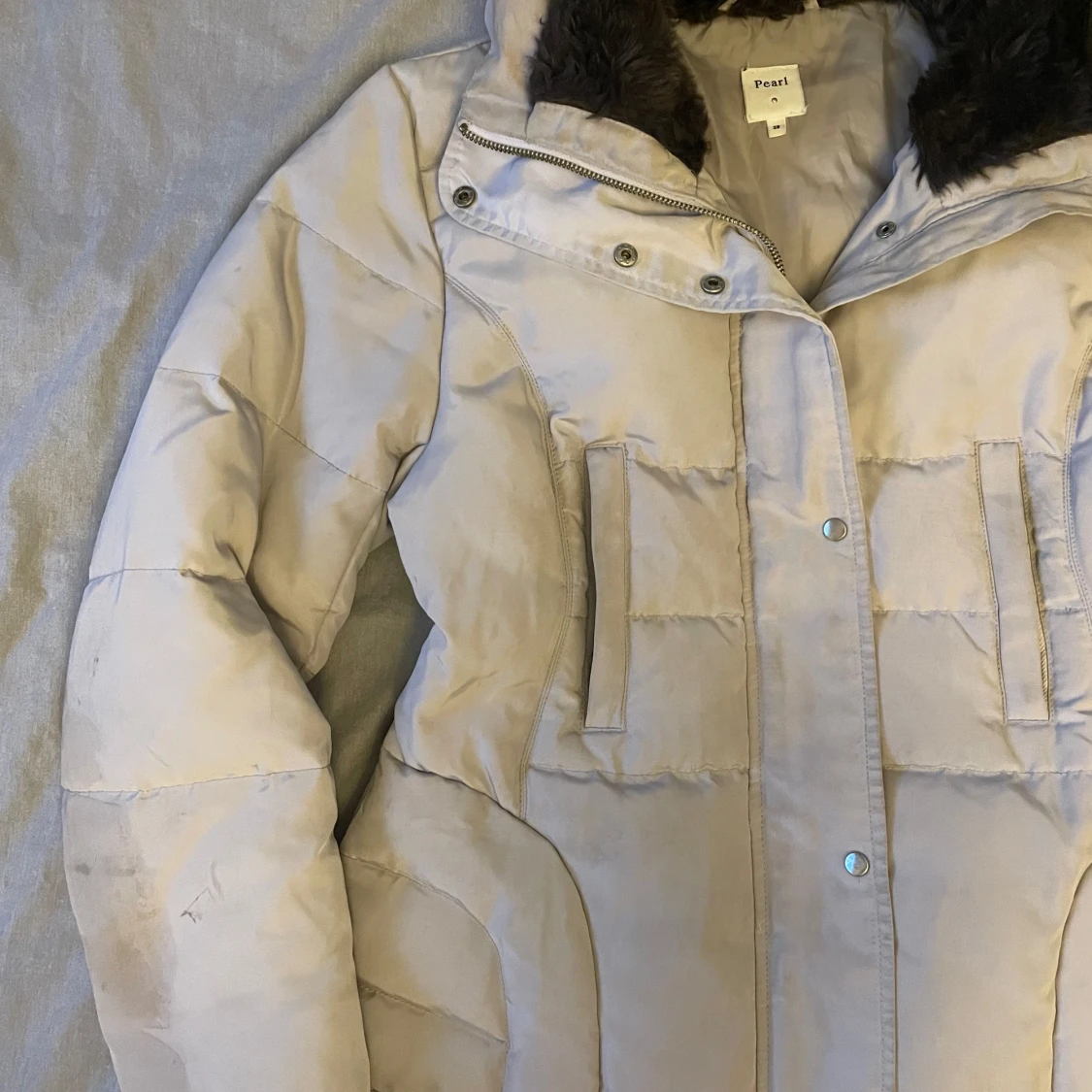 Beige pufferjacka med fuskpäls