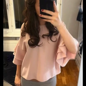 Rosa blus med volangärmar - Säljer denna jättefina blus som funkar till många tillfällen! Köpt på vinted men är i jätte bra skick. 