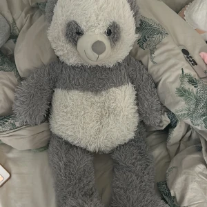 Nalle - En rätt stor nalle, säljer för jag inte vill ha den längre, obs ett pytte litet hål vid typ ansikten men inget som stör, man kan sy igen de om man har kunskaperna 💗💗 säljer för 100kr även om den är stor för vill inte ha den längre och vill bli av med den snabbt ❤️