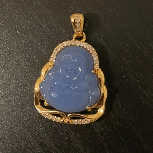 Buddha Hängsmycke - jättefint guldigt hängsmycke💓💓