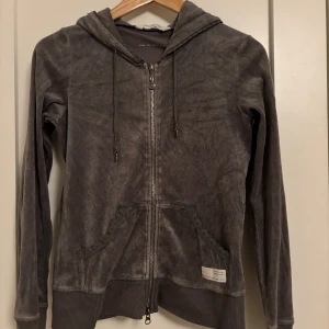 Grå luvtröja från Odd Molly - Säljer en grå juicy liknande sammetsluvtröja från Odd Molly med dragkedja och huva. Vintage stil. Inga defekter
