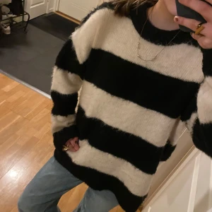 Randig stickad tröja  - En så najs stickad tröja från Gina tricot. Använd fåtal gånger☺️