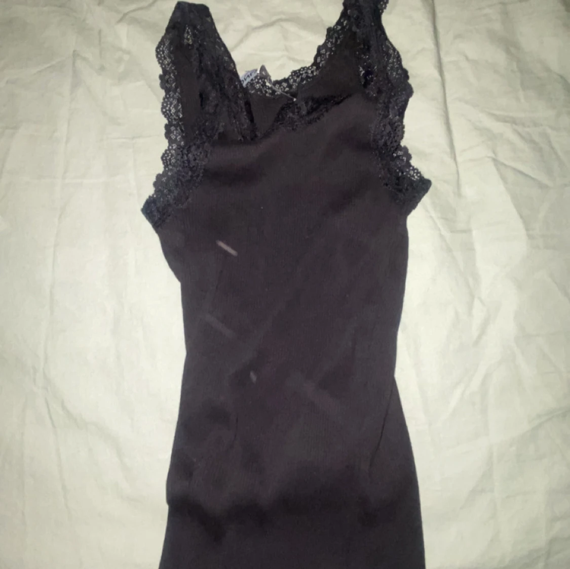 Svart linne med spetsdetaljer