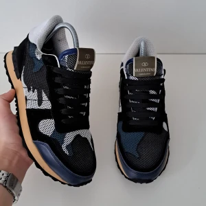 Valentino Rockrunners - Tjena! Säljer dessa sjukt snygga Valentino Rockrunners för billigt då dem inte passar och boxen har några defekter! ||TRENDIGA🎆||Storlek 39 men passar upp till 40. Box ingår✅️. Nypris: 8599kr mitt pris: 2799kr!✌🏼 Självklart äkta✅️ hör av er över det minsta!