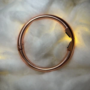 Armband i Rosé - Ett stilrent armband i Rosé, fungerar som en väskhållare så du slupper ställa din väska på golvet😍😍😍