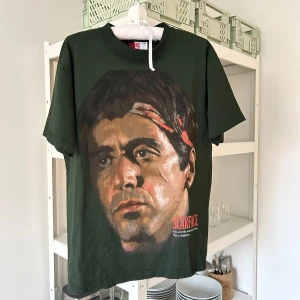 T-shirt Scarface - T-shirt med olika tryck från Scarface på framsidan och baksidan. Sjukt cool! Helt oanvänd. Storlek M (herr, oversize). Jättebra skick! Köpt i en skobutik i Miami.💚🌴 