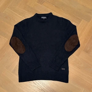 Mörkblå Barbour - Knappt använd, mycket bra skick, inga defekter, slitningar eller fläckar. 