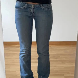 Levi’s lågmidjade jeans med bootcut - Snygga blå jeans med bootcut-stil och klassisk femficksdesign. Perfekta för en avslappnad look. De har en knapp och dragkedja framtill. Bra skick 🫶🏻