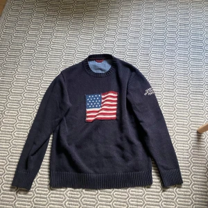 Mörkblå tröja från GANT  - Mörkblå tröja från GANT USA. Storlek L men nog mer som M 