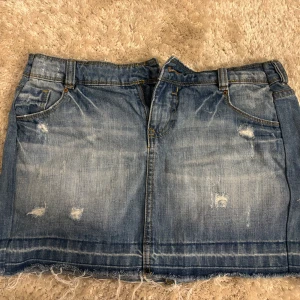 Jeanskjol med slitningar - Såå snygg lågmidjade jeanskjol💕💕saknar en knapp men lätt att sätta dit en ny