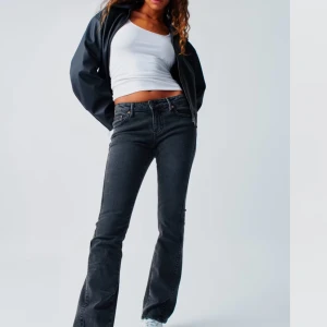 Gina jeans i svart med mönster fickor! - Nyss köpta och bara använda en gång då jag testat de, lappar kvar. Snygga bootcut jeans i en mörk offblack färg med unikt broderi på bakfickorna. 