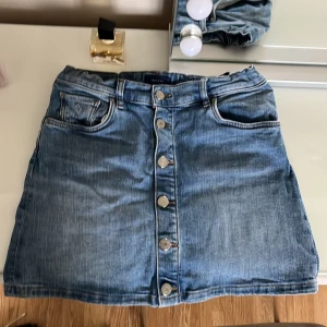 Lågmidjat jeanskjol - säljer min jättesnygga korta jeanskjol från gant, storlek står inte men tror den är i ca 160, passar xxs och xs🤎🤎