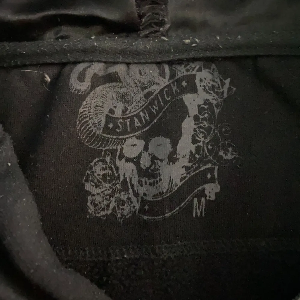 Säljer en riktigt fettttttt y2k affliction type full zip hoodie men döskalle mönster på axlarna har ett ankare som zip pris kan diskuteras . Hupparit & Collegepaidat.