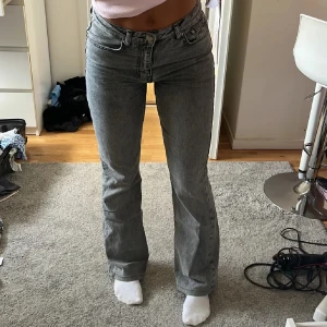 Grå bootcut jeans - Snygga grå bootcut jeans köpta här på plick! Bilderna är från hon jag köpte dom av men skriv för egna. Dom är uppsydda till någon som är 160, det går bra att trycka på köp nu💗