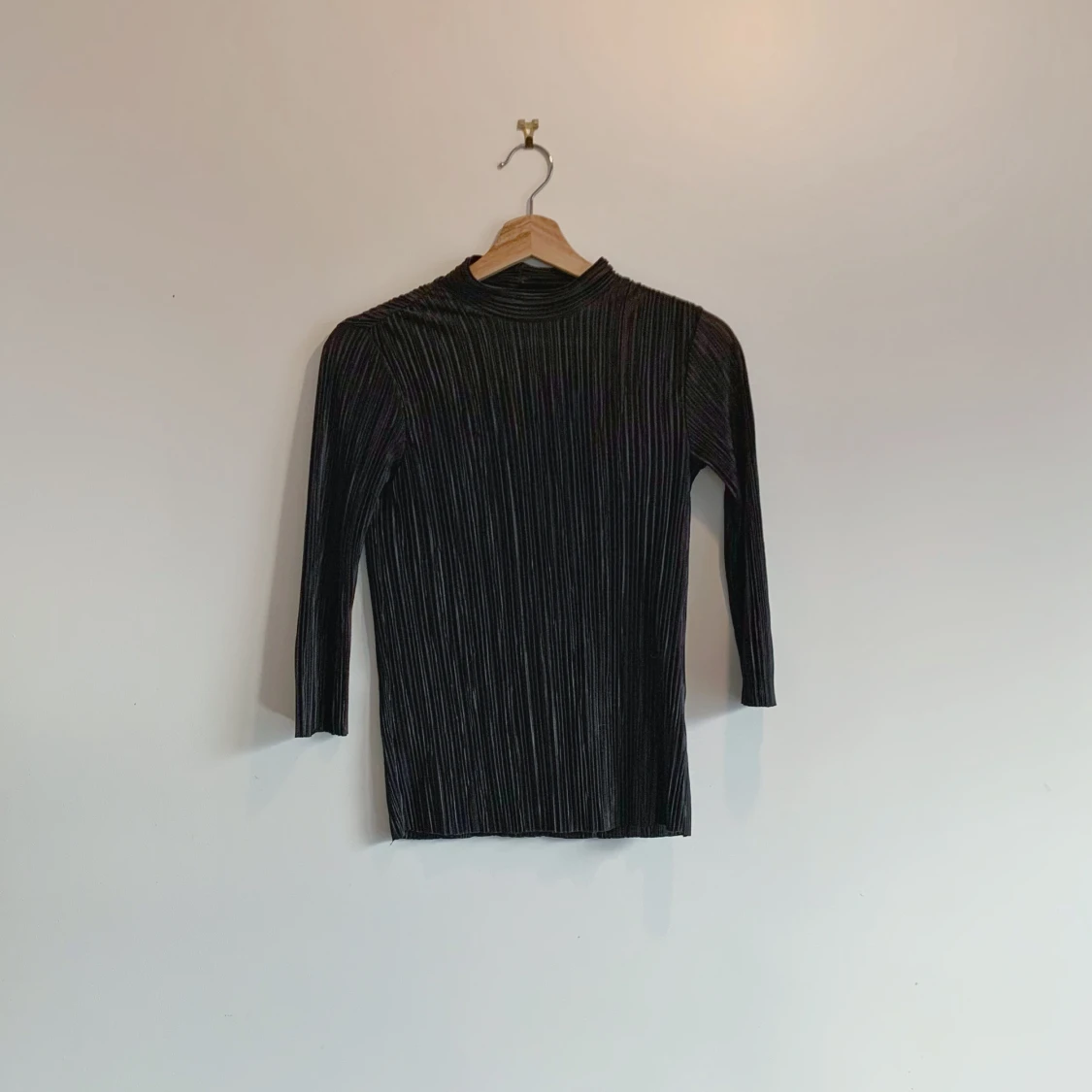 Svart ribbad topp från Reserved