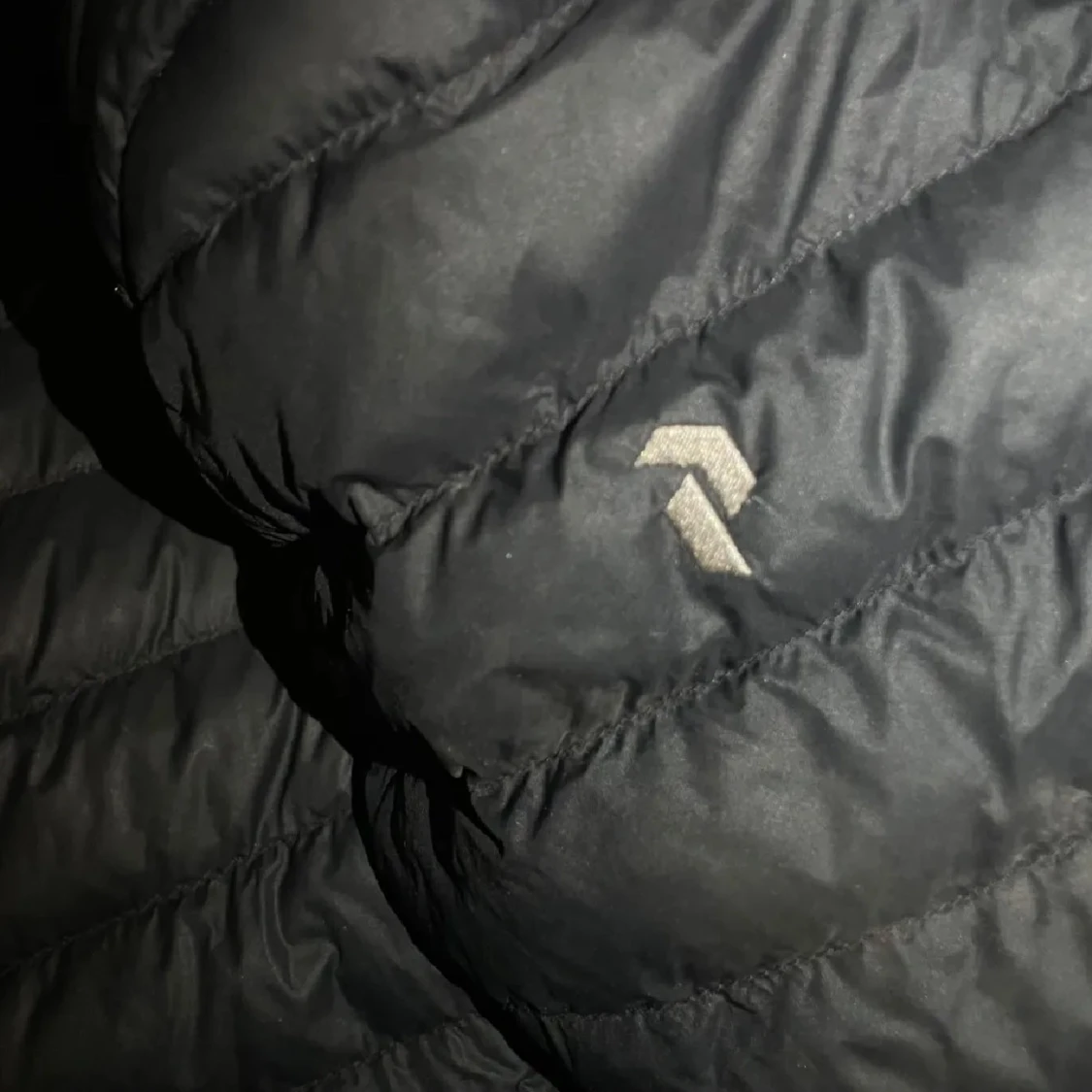 Svart dunjacka från Peak Performance - 92