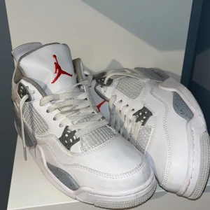 Jorden 4 Oreo - Snygga Jorden 1 Oreo med röd logga. Skorna har snörning och en klassisk design som passar perfekt för sneakerälskare. (Replikor)