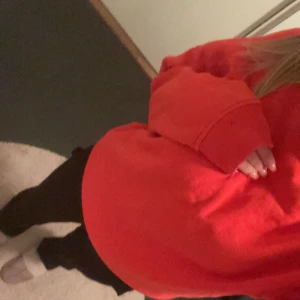 Röd tröja - Säljer en bekväm och mysig röd tröja. Perfekt för kalla dagar och avslappnade stunder. 😍