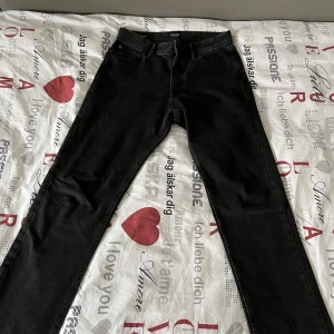Svarta jeans från Jack & Jones - Snygga svarta jeans från Jack & Jones i modellen Relaxed/Chris. De har en klassisk femficksdesign och en bekväm passform. Perfekta för en avslappnad stil.