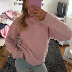 Stickad tröja - Ljus rosa/baby rosa stickad tröja. Den sticks INTE.