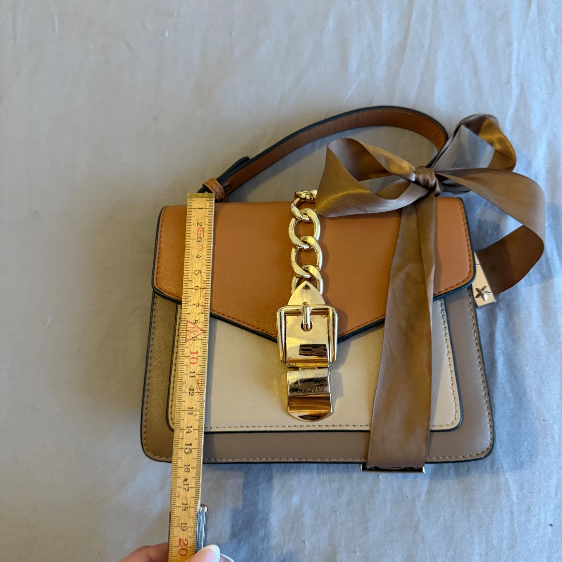 Beige och brun handväska med kedjedetalj - 92