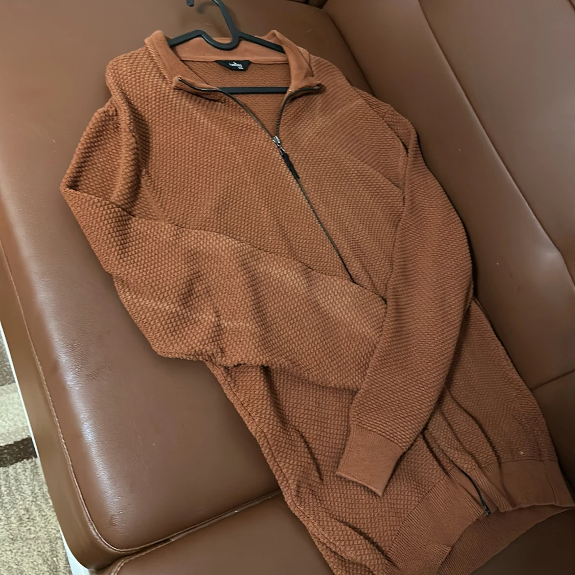 Brun stickad tröja från Tudors