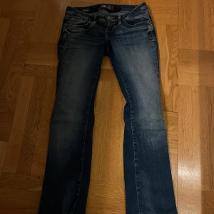 Mörkblå jeans från LTB i modellen Valerie  - Säljer dessa snygga jeans ( har sprättat upp dom där nere ) annars som nya ( helt slutsålda i denna färg ) 