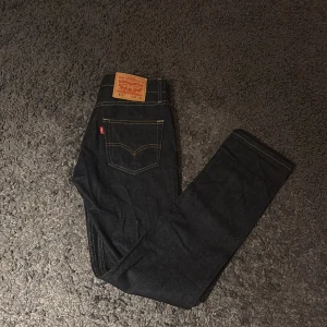 Levi’s 511 Jeans - Snygga mörkblå Levi's jeans som är helt oanvända. De har en knappgylf och är märkta med Levi's-lappen baktill. Storleken är Waist 29 och Length 32. Skriv privat vid funderingar!