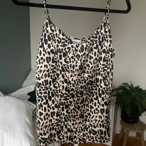 Leopardtopp - Snygg leopardmönstrad linnetopp från Noisy May med smala axelband. 