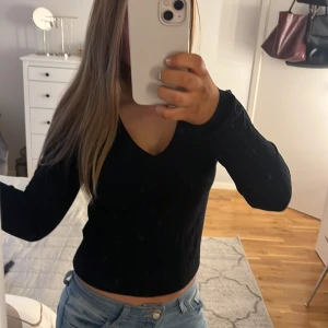 Svart långärmad topp - Säljer en stilren svart långärmad topp med v-ringning. Perfekt för en enkel och snygg look. Passar till det mesta 💓💓
