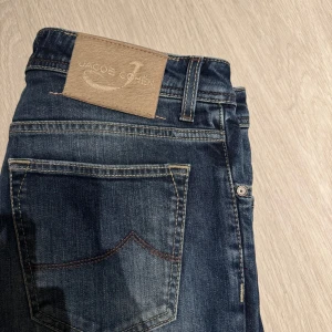 Jacob Cohen Jeans - Jacob Cohen Jeans i grymt skick. Storlek 33, sitter något mindre. Hör av er vid eventuella frågor!