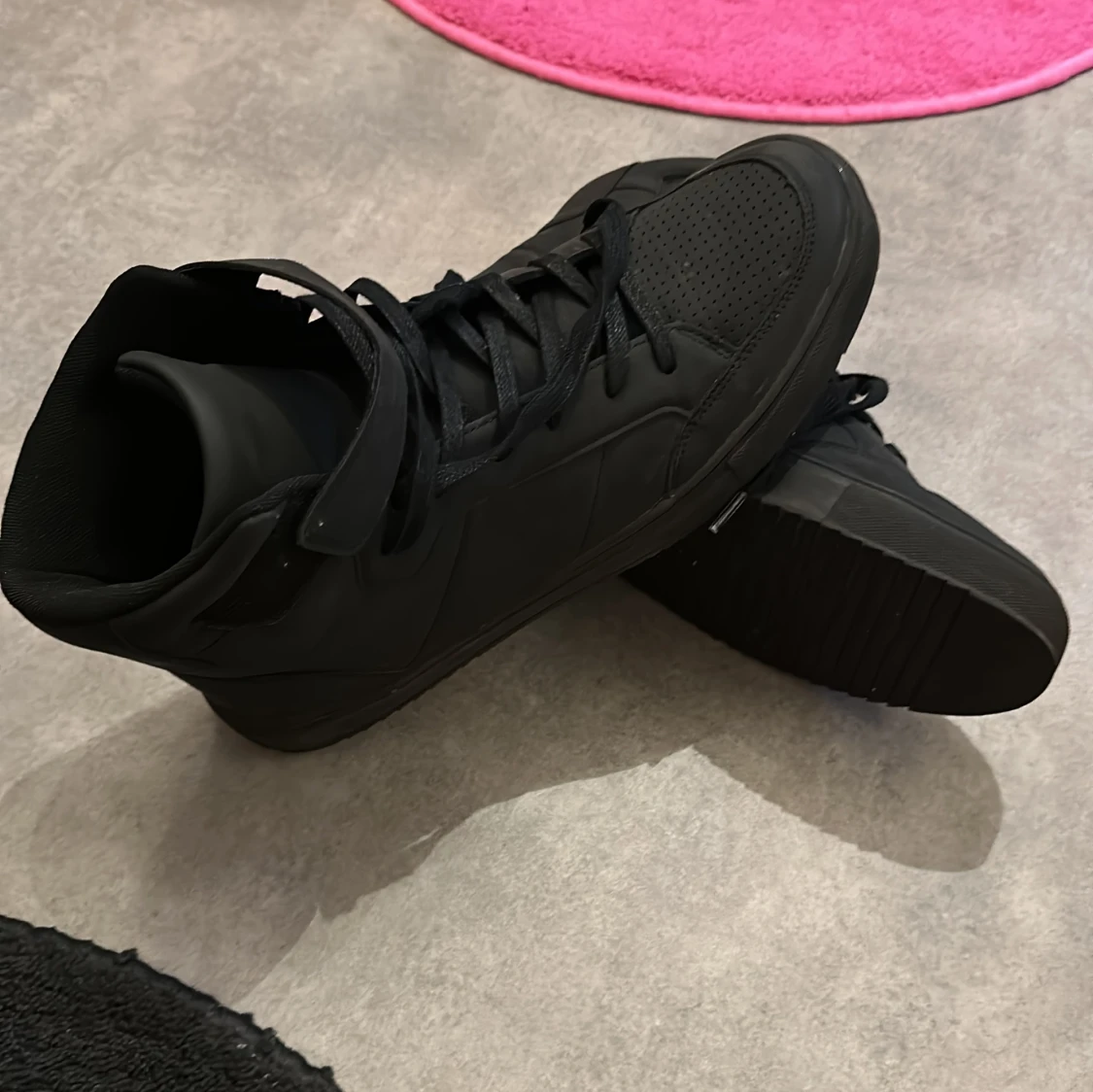 Svarta sneakers med snörning - 93