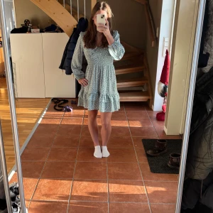 Ljusgrön prickig klänning - Säljer en söt ljusgrön klänning med vita prickar. Klänningen har långa ärmar och en volangdetalj nertill. Endast använd en gång.💕💕