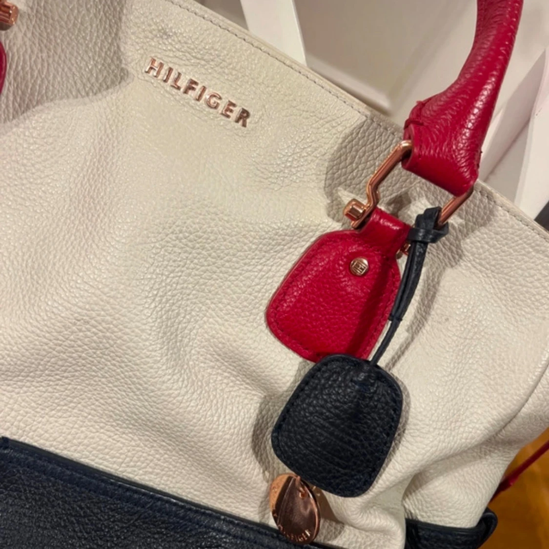 Handväska från Hilfiger ( köpt på BOOZT) - 90