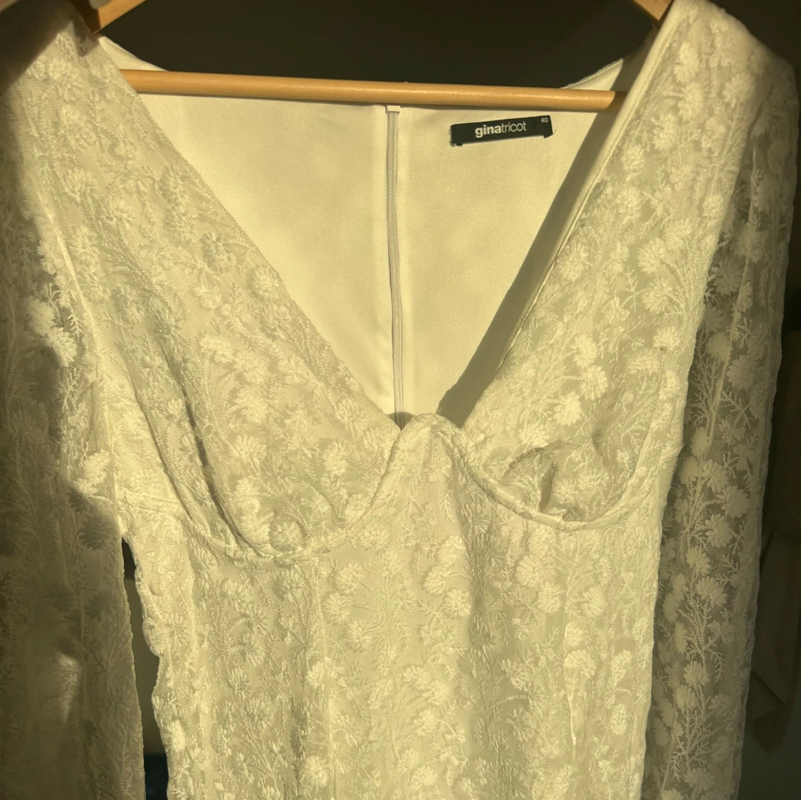 Vit spetsklänning från Gina Tricot - 3