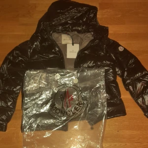 Moncler maya - Helt ny! Storlek 3 motsvarar M/L vid fler frågor är det bara att skriva