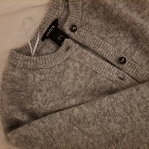 Stickad kofta - Supermysig stickad kofta ifrån lindex, endast använd några fåtal gånger därav i nyskick utan tecken på användning. Passar till flera olika dagar och alla årstider! Pris är diskuterbart och tveka inte att höra av dig vid frågor eller funderingar ❤️