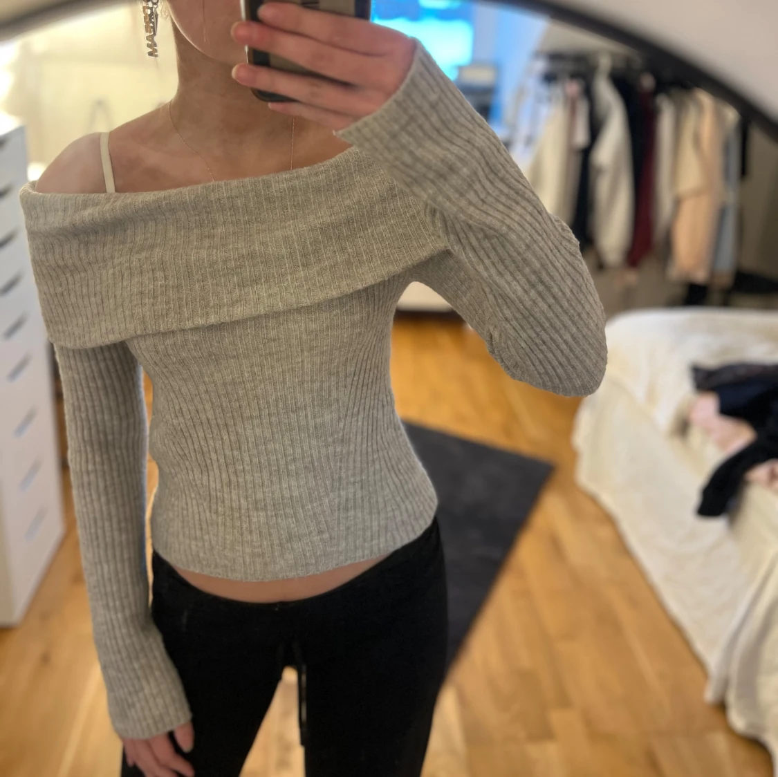 Grå offshoulder tröja från H&M