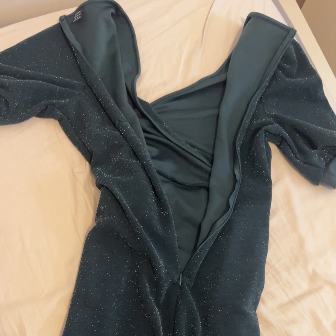 Mörkgrön glittrig klänning från Mooste - 2