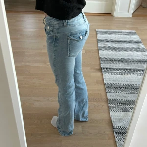 Bootcut jeans - Säljer ett par ljusblåa bootcut jeans från Gina tricot Young i storlek 164! Passar bra på mig som är ca 160cm. Fint skick🤍